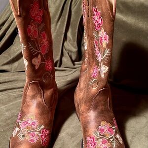 Embroidered  floral brown boots